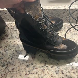 Barely worn maybe three times out to dinner since I’ve had them